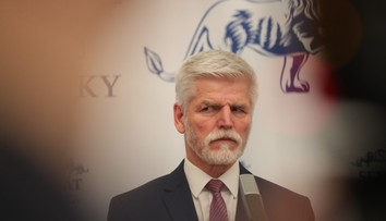 Pavel sa obáva odpočúvania, Zemanovej ochranke neverí. Hrad preto prejde bezpečnostnou kontrolou