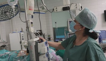 Slovensko má najviac lekárov a sestier za 15 rokov. Vieme, prečo aj tak mesiace čakáme na operácie