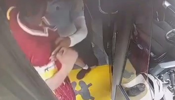 VIDEO: Dráma v bratislavskej MHD. Vodič chránil cestujúcich, dostal údery do tváre