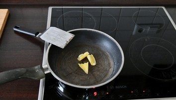 Nový test preveril rozšírený mýtus: Uvoľňujú teflónové panvice pri poškriabaní nebezpečné chemikálie?