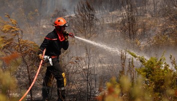 Vo Francúzsku naďalej zúria lesné požiare. Museli evakuovať aj luxusné letovisko