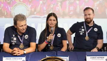 Prezident zväzu označil titul mladých hádzanárok za zázrak, gratulovali aj Česi. Hráčky spali s trofejou