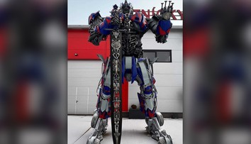 Šikovný zvárač z Humenného poskladal ďalšieho Transformera. Tento je však vyšší