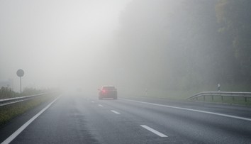 Viaceré časti Slovenska potrápi hmla. Hydrológovia vydali aj výstrahu pred povodňou