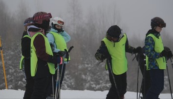Štát prispeje vášmu dieťaťu na lyžiarsky kurz. Niektorí však musia doplácať aj stovky eur
