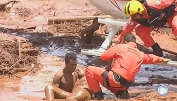 Na vlastnú päsť pátrajú v blate po svojich blízkych. Brazílčan tak zachránil 15-ročné dievča