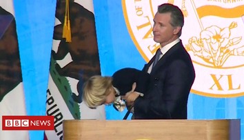 Iba 2-ročný syn zatienil svojho otca, guvernéra Kalifornie. Video je hitom na internete