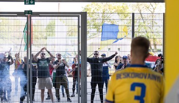 Terasy či obchody sú plné, ak chcete ísť na futbal, čaká vás oveľa zložitejšia procedúra