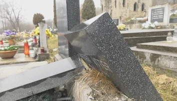 Ľudia v Brezne zostali v šoku. Vandali im poničili pomníky