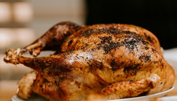 Jednu časť kurčaťa nikdy nejedzte. Zhromažďujú sa v nej baktérie a parazity, nezabije ich ani teplo