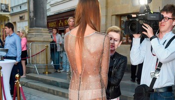 Najodvážnejšie šaty v Karlových Varoch. Nahé prsia a zadok ako cesnak