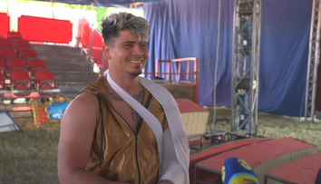 Z ruky mu trčala kosť, teraz sa chce vrátiť do klietky. Stretli sme sa s motorkárom z tvrdej zrážky v cirkuse