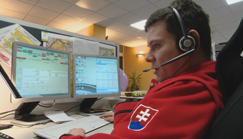 Sedel na strome a tvrdil, že je upír. Operátori z tiesňovej linky nám porozprávali svoje príhody