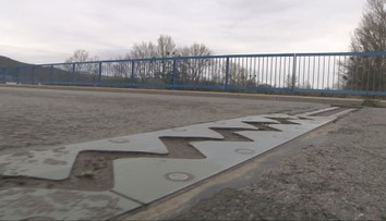 Nemá ho kto opraviť. Starý most v Strážskom spadol, nový je po troch rokoch poškodený