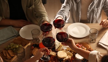 Zvykne vám po vypití alkoholu sčervenať pokožka? Nemali by ste to ignorovať