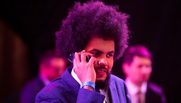 Feriho, ktorý čelí obvineniam zo znásilnenia, nahradí v snemovni známa žena