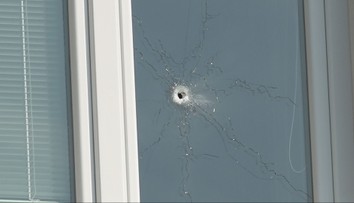 Expolicajt pri čistení guľovnice zasiahol mladú mamičku. Manžel nebohej ženy je z prvého rozhodnutia súdu pobúrený