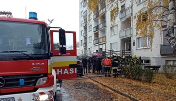 FOTO: Veľký požiar v Topoľčanoch. Bytovku evakuovali, viacero ľudí sa zranilo