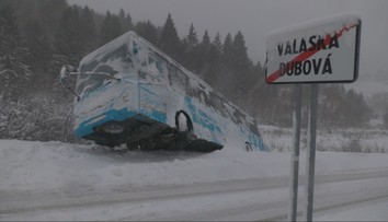 Skrížené kamióny, nehody a kolóny. Cestári majú za sebou prvú skúšku, zabrať dostanú aj cez víkend