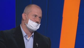 Marian Kotleba v Na telo obhajoval, že s vakcínou na COVID-19 sa do tela dostane aj nanočip