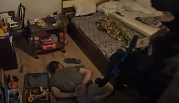 VIDEO: Na výrobu pornografie zneužíval vlastné dieťa. Polícia zadržala muža so stovkami materiálov