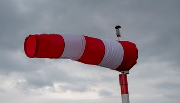 Meteorológovia varujú pred mohutnou víchricou. Vydali výstrahy druhého stupňa pred vetrom na horách