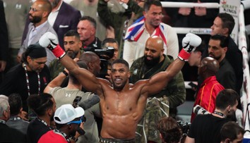 VIDEO: Hviezdny boxer Anthony Joshua mal nehodu v Afrike. Dvaja ľudia zahynuli