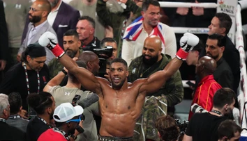 VIDEO: Hviezdny boxer Anthony Joshua mal nehodu v Afrike. Dvaja ľudia zahynuli