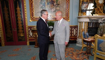 Starmer odovzdal kráľovi Karolovi III. svoju demisiu