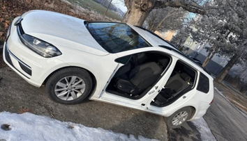 Drzosť zlodejov nemá hraníc. V Piešťanoch rozobrali auto priamo na ulici a ukradli z neho dvere