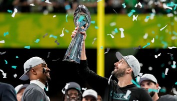 Donald Trump v hľadisku, vybučaná popová hviezda aj tancujúca tenisová legenda. Super Bowl bola jedna šou