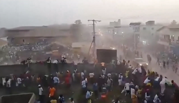 „Dievčatá a deti boli pošliapané. Bolo to hrozné.“ Tragédii na futbale predchádzala nezvládnutá organizácia