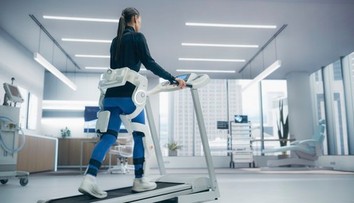 Roboty pomáhajú pacientom postaviť sa na nohy. Lekár upozorňuje na ich limity