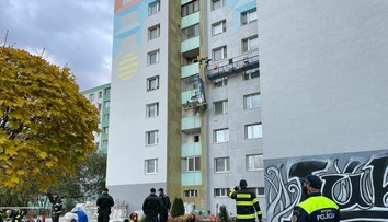 Tragédia v bratislavskej Petržalke. Odtrhla sa plošina s robotníkmi, jeden z nich pád neprežil