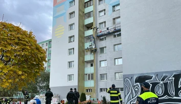 Tragédia v bratislavskej Petržalke. Odtrhla sa plošina s robotníkmi, jeden z nich pád neprežil