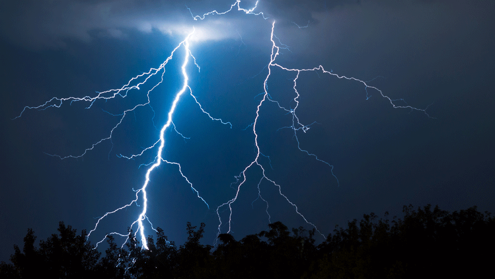 V Indii zabíjali blesky. Za jeden deň prišlo o život rekordný počet ľudí