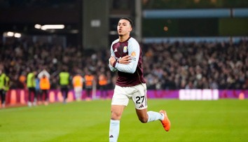 Premier League: Aston Villa potvrdila formu proti Manchestru United. „Červení diabli“ navyše prišli o kapitána