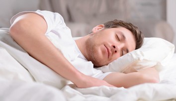 Obľúbený návyk pri spánku môže uškodiť. Podľa štúdie hrozí až slepota