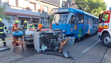 FOTO+VIDEO: Električka zmietla zametacie auto, vodiča odviezli do nemocnice