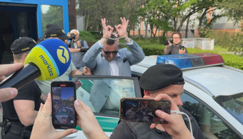 Daniel Bombic ukazoval s putami na rukách extrémistické gesto. Považuje sa za symbol bielej nadradenosti