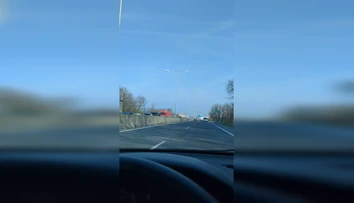 Pred tunelom Sitina sa zrazilo viacero áut. Úsek je už prejazdný, ale ešte sa tu zdržíte