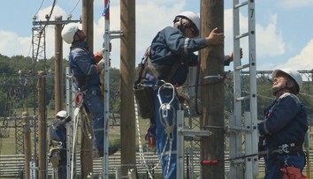 Vedeli ste, že aj elektrikári majú svoju súťaž? Pozrite si, koľko toho vydržia