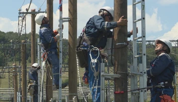 Vedeli ste, že aj elektrikári majú svoju súťaž? Pozrite si, koľko toho vydržia