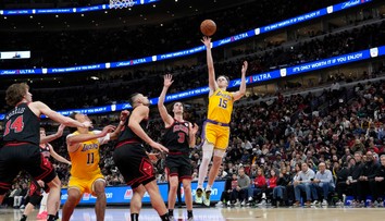 VIDEO: Tri obraty, víťazná chuťovka, štadión takmer spadol. NBA videla najšialenejších desať sekúnd sezóny