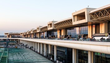 Chaos na milánskom letisku. Muž podpálil odpadkový kôš a kladivom ničil pulty a obrazovky