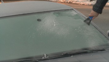 Zamrznuté auto v zime? Odborník ukazuje rýchle a bezpečné spôsoby, ako ho očistiť bez nervov a stresu