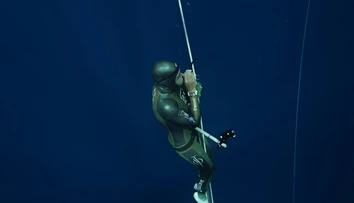 VIDEO: Slovenský freediver Martin Ruman vytvoril nový rekord. Na jeden nádych sa ponoril do hĺbky 114 metrov