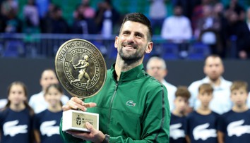 Pred ním sú už len Federer a Connors. Djokovič zdolal Musettiho a dvihol nad hlavu 101. titul v kariére