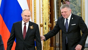 Fico na vojenskej prehliadke v Moskve nebol. Namiesto neho tam zavítal iný slovenský politik