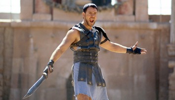 Na tento výzor zabudnite! Z Russella Crowa je sivý pupkáč